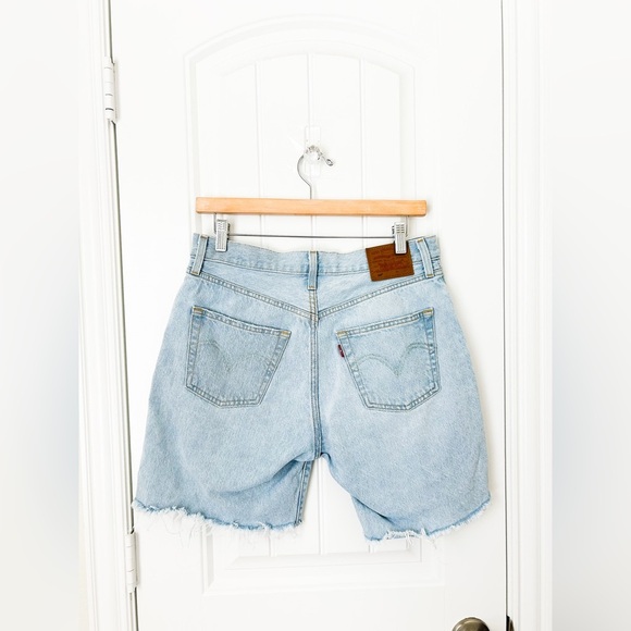 Levi’s Women’s 501 90s Distressed Light Wash Denim Button Front Shorts Size 28 - Picture 2 of 2